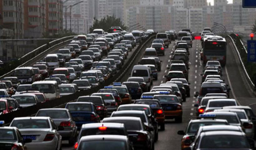 Βαρεθήκατε να περιμένετε στην κίνηση; Δείτε πως θα πεταχτείτε στη δουλειά σας χωρίς ουρές χιλιομέτρων (βίντεο)